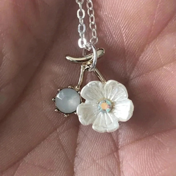 Spring Floral Flower Butterfly Antique Style Pendant Necklace Silver C NWT - Picture 1 of 3